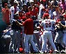 MLB LA 에인절스-시애틀, 경기 중 집단 난투극..8명 퇴장