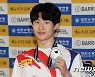 자유형 200m 은메달 들어보이는 황선우
