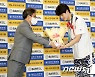 꽃다발 받는 황선우