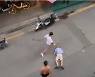 "무슨 원한이 있길래"..중국서 젊은이들이 노인 폭행하는 영상 확산