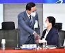 경찰 독립성 확보 토론회에서 악수하는 박홍근-권은희