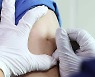 [포토] 주사기 아닌 바늘로..'원숭이두창' 백신 접종 받는 의료진