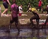 [지구촌 더뉴스] 진흙 범벅 슛!..폴란드 '진흙탕 축구' 대회