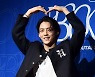 [포토] 이민혁, '환한 미소로 하트 발사~'