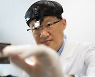 65세 4명중 1명꼴로 난청..보청기·인공와우 수술은 언제 어떻게 하나?