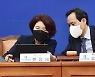 [머니S포토] 민주당 비대위, 의견 나누는 우상호·한정애