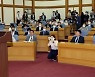 [머니S포토] 장제원 주도 포럼 강연 나선 '김종인'