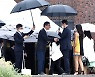 [머니S포토] 결혼식장 앞에서 인사하는 이재용·최재원