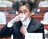 [머니S포토] 목 축이는 정승일 한전 사장