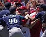 MLB 시애틀-에인절스, 난투극 8명 퇴장