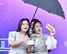 이영현&박민혜, 우산이 배경 되네~[포토엔HD]