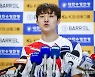 질문에 답하는 김우민