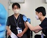원숭이두창 등장에 의료진 첫 백신 접종..접종 까다로워