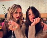 '디카프리오 23세 연하♥︎' 모델, 음주 중 여자 얼굴에 혀 내밀고 '애교' [Oh!llywood]