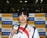 은메달 들어보이는 황선우[스경포토]