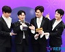 [T포토] 라포엠 '우승 트로피 미리 맛보기'