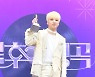 [T포토] 강승윤 '트로피를 번쩍'