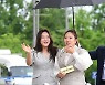 [T포토] 이영현-박민혜 '비 오는 출근길'