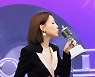 [T포토] 알리 '트로피 키스 쪽~'