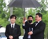 [T포토] 김준현 '찬원이 우산은 내가~'