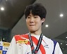 메달 들고 웃음짓는 황선우