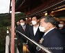 일화당 테라스 둘러보는 오세훈 서울시장