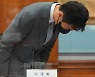 [포토] CEO들에게 인사하는 이복현 금감원장