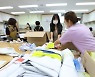 낙엽 수거용 자루로 다시 태어난 지방선거 현수막