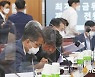 숙의하는 박준식 최저임금위원회 위원장과 권순원 공익위원