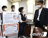 최저임금위원회 근로자위원들, 희망 엽서 2만 여장 박준식 위원장에게 전달