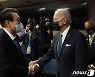 백악관 "바이든, 尹 만남 고대..한미일 정상회담서 北 논의"