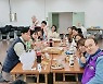 김우빈, 연인 신민아 옆에 앉아서 알콩달콩 피자먹기[★SNS]