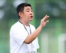 [포토] 작전지시하는 여동원 감독