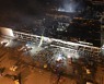 [포토] 1천명 있었는데..폭격 당한 우크라 쇼핑센터 현장