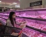 이번엔 캐나다산 돼지고기 싸게 팔린다..대형마트들 잇따라 할인행사 진행