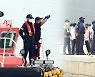 완도 송곡항 바다서 '실종 일가족' 차량 발견