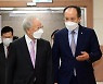 [머니S포토] 손경식 회장과 대화하며 입장하는 추경호 부총리