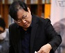 고(故) 이어령 석좌교수의 육필원고 공개하는 장남 이승무 교수