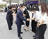 석별 악수 나누는 이차영 괴산군수