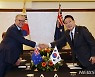 악수하는 한국-호주 정상