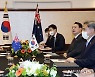 호주 총리와 정상회담 하는 윤석열 대통령