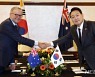 악수하는 한국-호주 정상