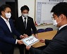 野 "권, 공항 말고 국회 체크인을"  與 "민주당 입법독재 신호탄"