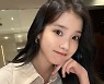 아이유, 턱 괴면 더 이뻐지네..칸 다녀온 배우의 위엄
