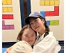 한지민, 정은혜 작가 '니얼굴' 응원 ing..시사회 방문→초청 상영회까지