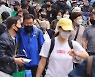 거리두기 해제에도 "10명 중 7명, 실외서 마스크 쓴다"