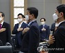 국기에 경례하는 한덕수 총리와 국무위원들