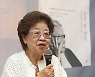 질문에 답하는 강인숙 관장