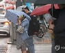 우산 꽉 잡아!