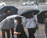 소나기 맞는 시민들
